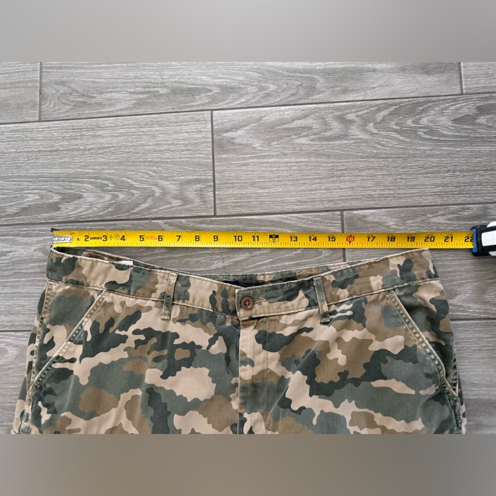 Levi’s|Men’s Olive Camouflage Cargo Shorts, size 40•••Summer closet staple - Picture 12 of 14